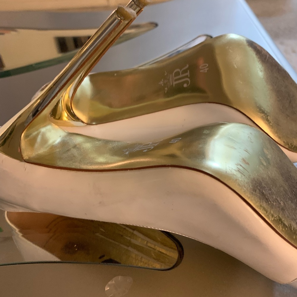 βββ SOLD βββ JESSICA RICH White and Gold pumps Size 10 - Picture 4 of 6